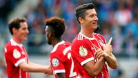 Robert Lewandowski sudah mencetak delapan gol dari tujuh penampilan bareng Bayern Munich di Bundesliga sejauh ini. Sayangnya ketajamannya tak dibarengi performa oke Bayern, yang sudah tertinggal lima poin dari Borussia Dortmund. (Foto: Hannibal Hanschke/Reuters)