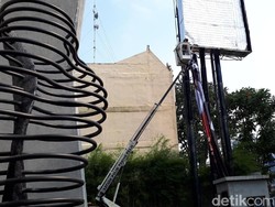 Satpol PP Turunkan Iklan HUT RI Pamer Paha Milik Platinum