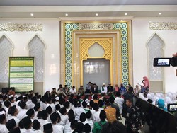 So Sweet! Jokowi Dapat Puisi dari Santri Ponpes Nurul Islam Jember