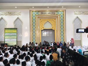 So Sweet! Jokowi Dapat Puisi dari Santri Ponpes Nurul Islam Jember So Sweet! Jokowi Dapat Puisi dari Santri Ponpes Nurul Islam Jember