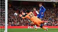 Leicester malah berbalik unggul di menit ke-29. Jami Vardy mencetak gol usai memanfaatkan kesalahan pertahanan Arsenal. (Foto: Istimewa)