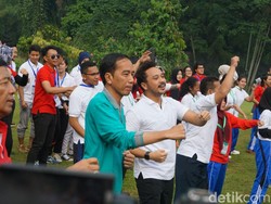 Video: Aksi Jokowi Goyang Maumere Bareng Giring Nidji dan Mahasiswa