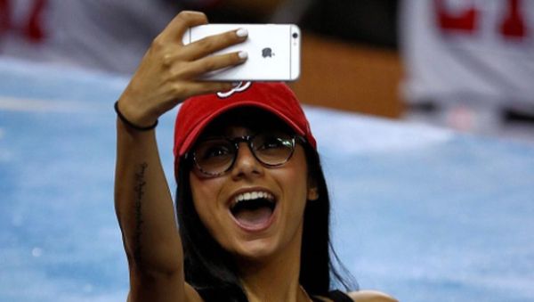 Mia Khalifa, Fanboy Apple yang Hobi Selfie