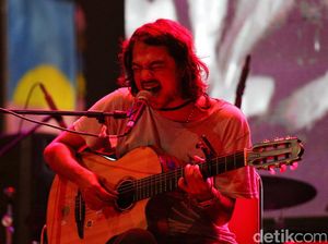 Jason Ranti Jadi Raksasa Kota di Kadang Jakarta Jadi Ungu