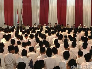 Saat Jokowi Goda Si Ganteng dari Ponpes Assunniyyah Jember