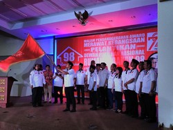 Berani Jaga NKRI, Kapolri Hingga Menteri Susi Dapat Penghargaan
