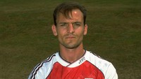 Steve Bould bermain untuk Arsenal pada periode 1988–1999. Di partai pertama era awal Premier League (1992), ia mencetak gol pertama Arsenal dalam kekalahan kandang 2-4 atas Norwich. (Foto: Pascal Rondeau/Allsport)
