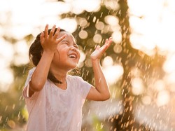 Pelajaran yang Didapat Anak Saat Hujan-hujanan