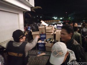 Razia Tempat Karaoke di Garut, Ratusan Botol Miras Disita