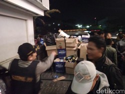 Razia Tempat Karaoke di Garut, Ratusan Botol Miras Disita