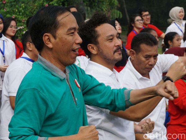 Foto: Keseruan Jokowi Goyang Maumere di Istana Bogor