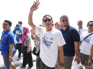 Ke Pulau Tidung, Sandiaga Bersihkan Pantai dan Ikut Balap Karung Ke Pulau Tidung, Sandiaga Bersihkan Pantai dan Ikut Balap Karung