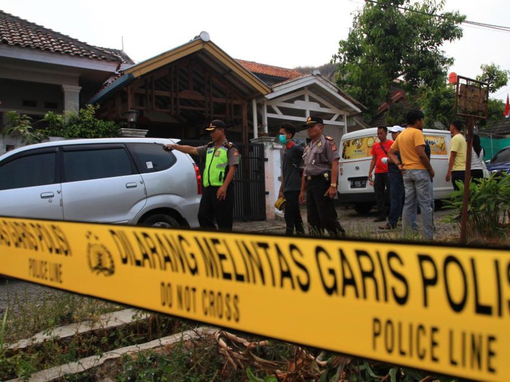 Densus 88 Tangkap Terduga Teroris Kampung Melayu di Jatinangor Densus 88 Tangkap Terduga Teroris Kampung Melayu di Jatinangor