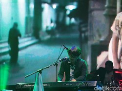 Mondo Gascaro Buat Riang Sore di We The Fest 2017