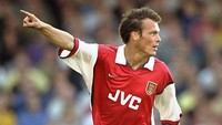 Freddie Ljungberg muncul di posisi selanjutnya. Winger asal Swedia ini total membuat empat gol ke gawang Arsenal saat membela The Lilywhites selama sembilan tahun. (Clive Brunskill /Allsport)