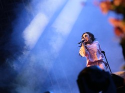 Goyangan Seksi Charli XCX di We The Fest 2017