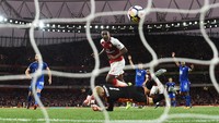 Arsenal menyelamatkan diri dari menutup babak pertama dalam posisi tertinggal. Danny Welbeck menyamakan skor menjadi 2-2. (Foto: Michael Regan/Getty Images)