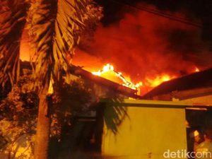 5 Rumah di Pemukiman Padat Penduduk Jalan Tales Surabaya Terbakar