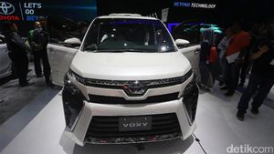 Foto : Toyota Voxy Semewah Alphard