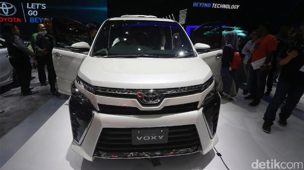 Foto : Toyota Voxy Semewah Alphard