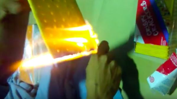 Kerap Disebut Mengandung Plastik, Makanan Ini Pasti Menyala Saat Dibakar