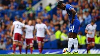 Michy Batshuayi merupakan pemain Chelsea lainnya yang mencetak gol bunuh diri. Dia membukukannya saat The Blues melawan Tottenham Hotspue. Untung baginya, Chelsea menang 2-1. (Foto: Dan Mullan/Getty Images)