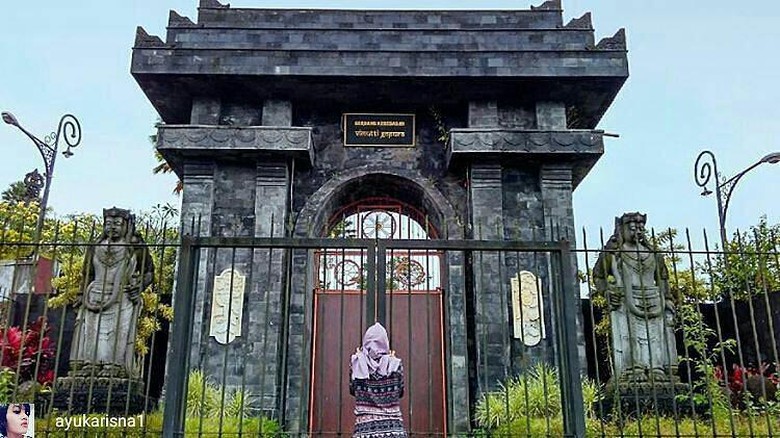 Gerbang kebebasan di Vihara Bodhigiri (@ayukarisna1/Instagram)