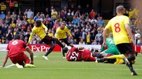 Watford kembali unggul tiga menit kemudian lewat Abdoulaye Doucoure di menit ke-32. Skor 2-1 bertahan hingga babak pertama usai (Foto: Action Images via Reuters / Andrew Couldridge)