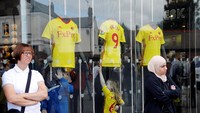 Fans Watford cilik tengah berada di store klub tersebut (Foto: REUTERS/Darren Staples)
