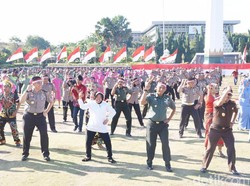 Wali Kota Risma Goyang Bareng Kapolrestabes Meriahkan HUT ke-72 RI