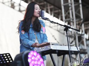 Danilla Tampil Gelap dalam Batas