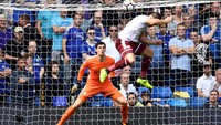 Chelsea sudah ketinggalan tiga gol di babak pertama. Sam Vokes mencetak dua gol, pada menit ke-24 dan 43. (Dylan Martinez/Reuters)