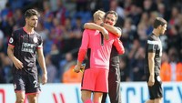 Wagner memeluk para pemainnya selepas pertandingan. Tiga angka di kandang Palace ini memang patut dirayakan. (Foto: Dan Mullan/Getty Images)