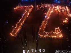 Pawai Ribuan Obor di Batang Membentuk Angka 72