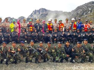 Kapolri Lepas Tim Polwan Pendaki Puncak Cartenzs