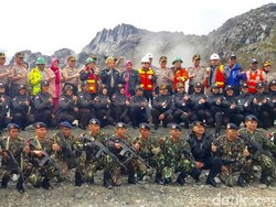 Kapolri Lepas Tim Polwan Pendaki Puncak Cartenzs