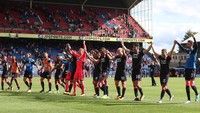 Para pemain Huddersfield mengucapkan salam untuk para pendukungnya yang menempuh sekitar 300 kilometer untuk memberi dukungan langsung ke London. (Foto: Dan Mullan/Getty Images)