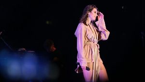Dua Lipa yang Selalu Tebar Pesona