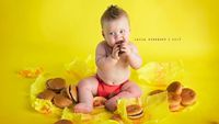 Foto: Lucunya Saat Bayi Coba Cheeseburger Pertama Kali