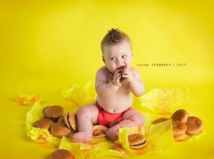 Foto: Lucunya Saat Bayi Coba Cheeseburger Pertama Kali
