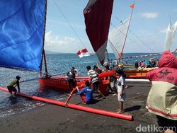 54 Perahu Layar Tradisional Taklukkan Selat Bali