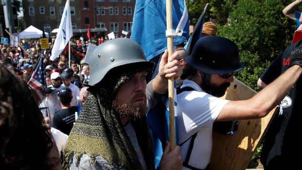 Bentrokan di Charlottesville pada Sabtu (12/8) menewaskan seorang wanita.