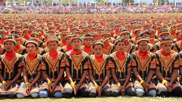 Foto: Saat 12 Ribu Orang Menari Saman