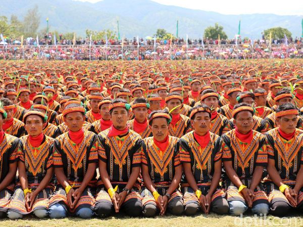 Foto: Saat 12 Ribu Orang Menari Saman