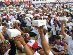 Rekor Muri Makan Bareng 4.300 Porsi Gudeg di Alun-Alun Yogyakarta