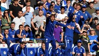 Manajer Chelsea Antonio Conte tampil serba biru dalam balutan seragam track suit klubnya. Sebuah penampilan klasik ala pelatih-pelatih sepakbola. (Foto: Tony OBrien /Reuters)