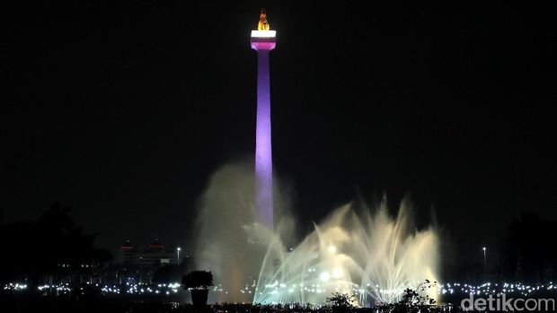 Pemprov DKI Jakarta meluncurkan Air Mancur Menari di kawasan Monas, Sabtu (13/08/2017) malam.  Air mancur ini kembali menari setelah 8 tahun terlantar.  Keren!