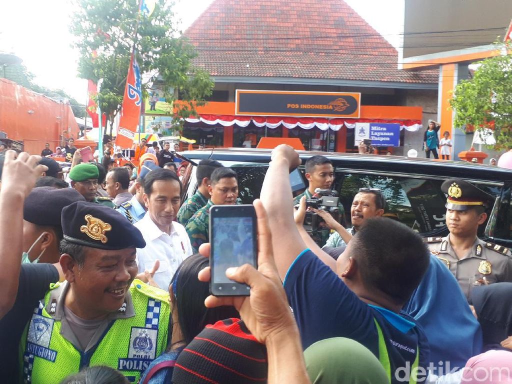 Keliling Jember Fashion Carnaval, Jokowi Diserbu Warga Keliling Jember Fashion Carnaval, Jokowi Diserbu Warga