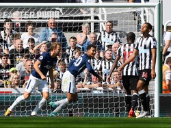 Spurs Kalahkan 10 Pemain Newcastle 2-0