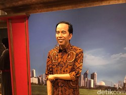 Ganti Baju, Patung Lilin Jokowi Kini Pakai Batik